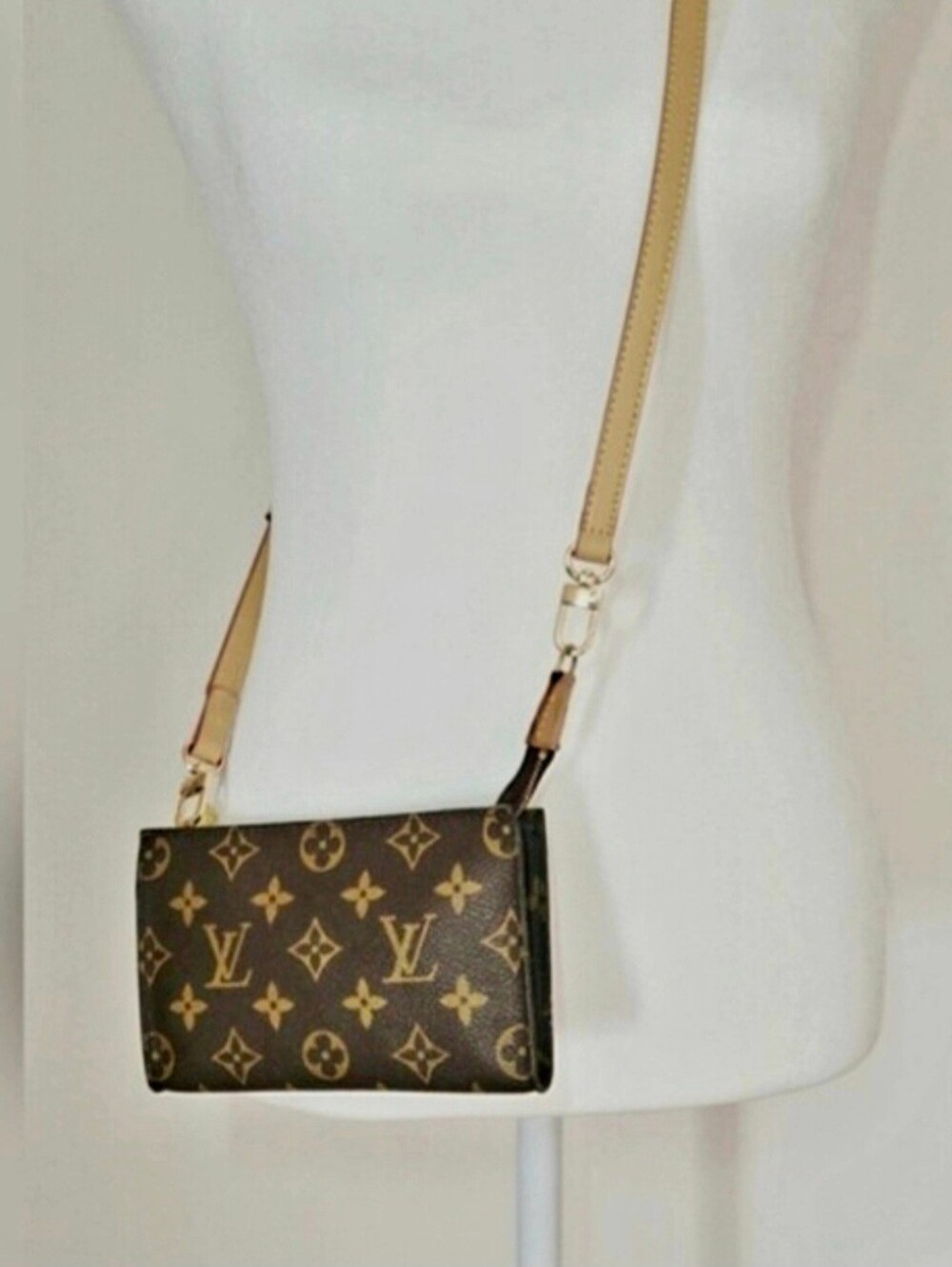 Authentic Louis Vuitton Monogram Pouch - Picture 2 of 13